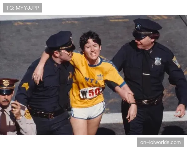 波士顿马拉松现场:50岁老兵跑者携阵亡战友照片完成比赛