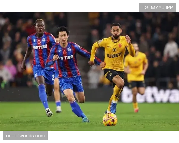 消息:比赛第70分钟,水晶宫凭借点球1-0领先狼队