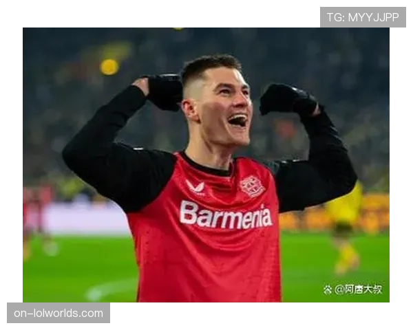 特写：勒沃库森小将德甲首秀后，与恩师在场边长时间交谈